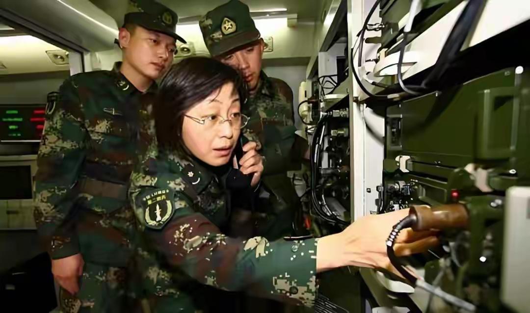 1990年夏天，北大无线电物理系硕士李贤玉怀揣着科研报国的梦想参军入伍，却被分配