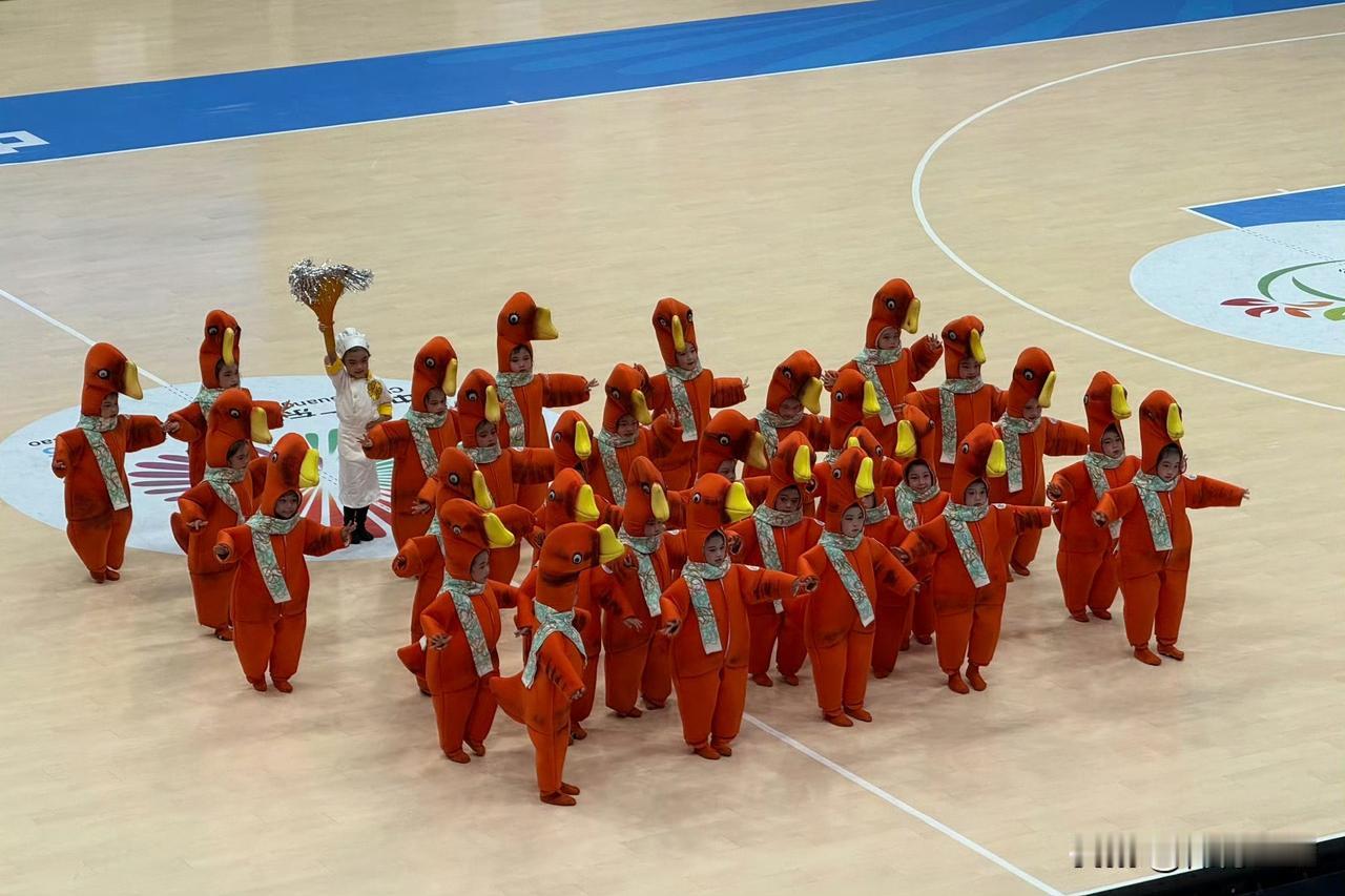 全运会这个创意太好了！拉拉队是一群小企鹅[大笑]

第一次在全运会男篮中场休息时