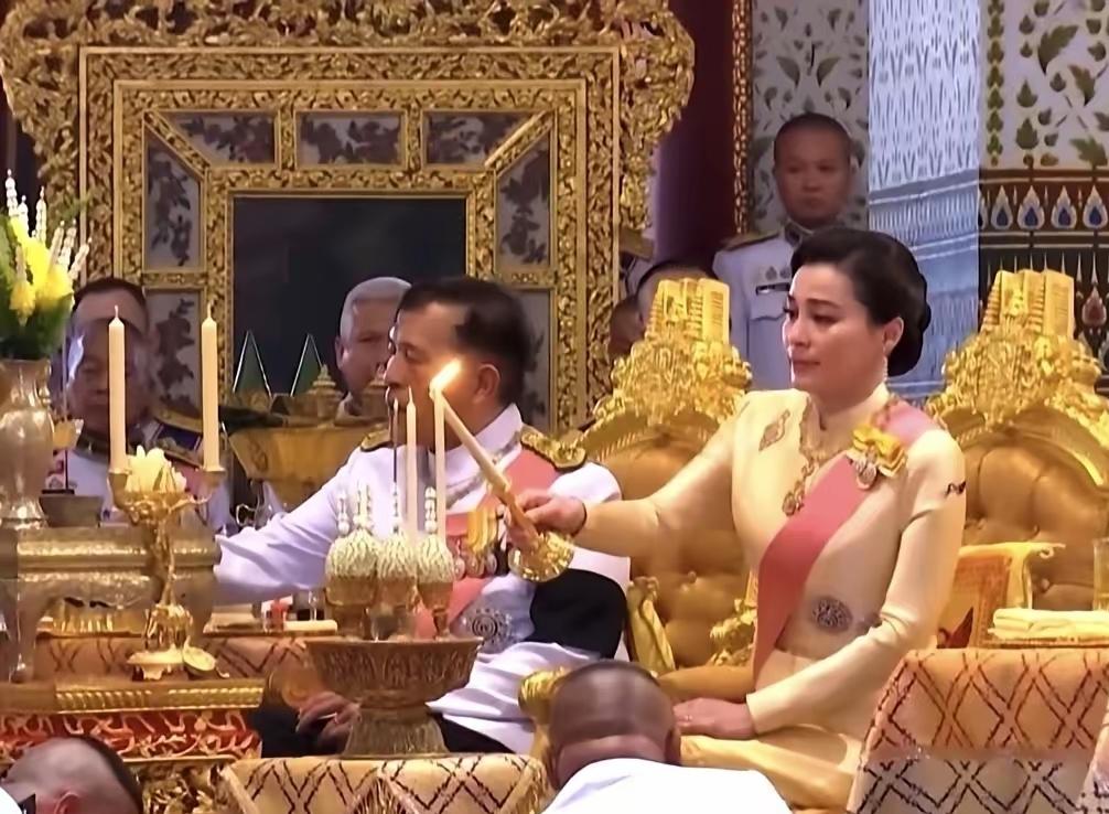 苏提达也不易，心情不悦的她，依然得强颜欢笑！
金烛映华堂，也掩盖不了苏提达的落寞