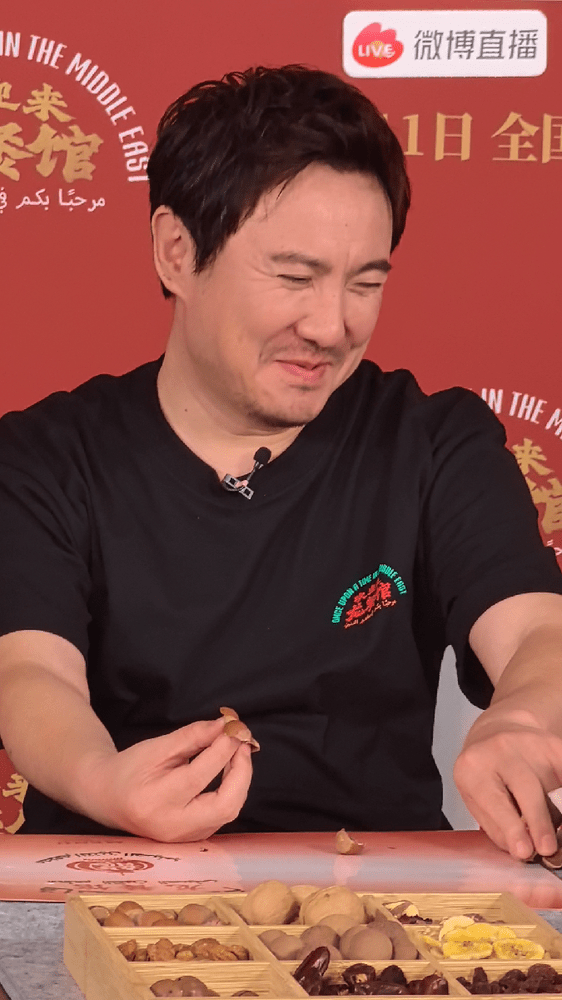 沈腾栗子美甲龙餐馆直播花絮太有趣，沈腾趁着空档做了栗子造型美甲，一旁的蒋奇明都看