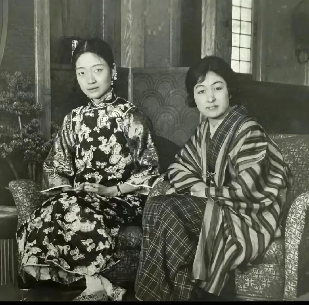 上世纪30年代，婉容和一位日本女子在天津静园的一张留影，镜头中的婉容穿着旗袍，坐