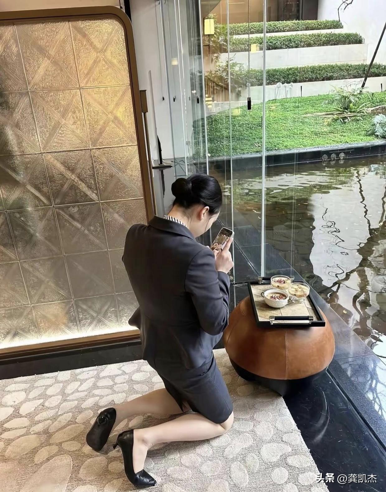 不懂就问，她这是在干嘛？