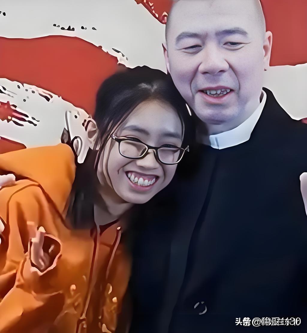 徐帆当年领养的女孩，如今和冯小刚越长越像！不是亲生胜似亲生！你认为爷俩长得像吗？