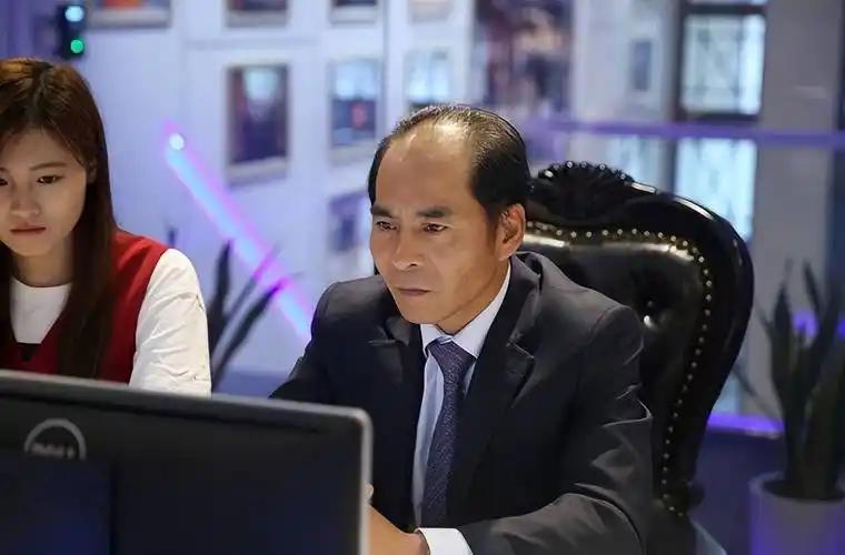 狠人！
富二代拒绝继承家业，
三次出售股份套现10亿，卖身国资躺平？

谁懂啊！