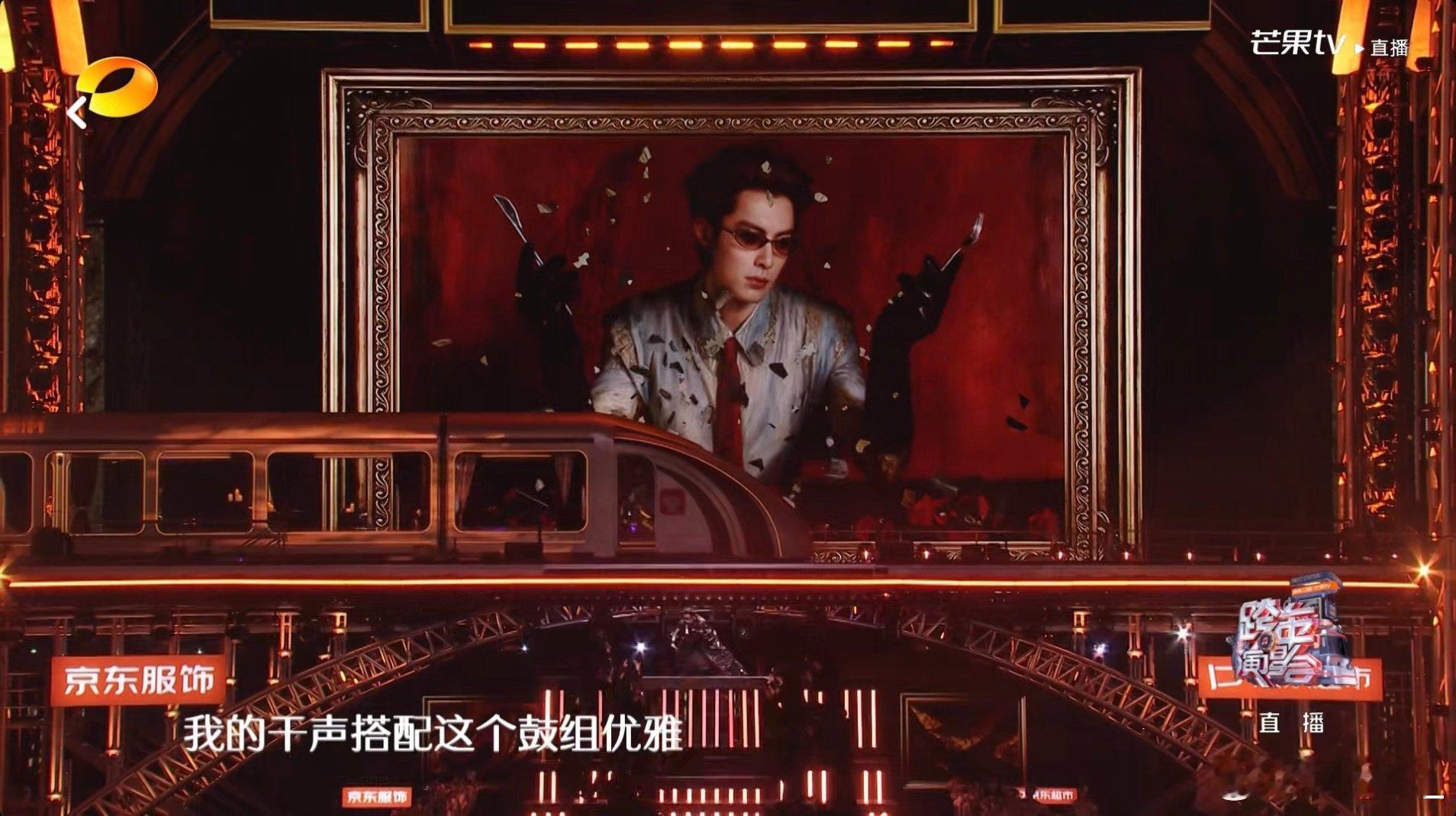  王鹤棣优雅帅得绝对权威王鹤棣舞台杀疯了！唱《优雅》时黑皮衣配墨镜气场全开，即兴