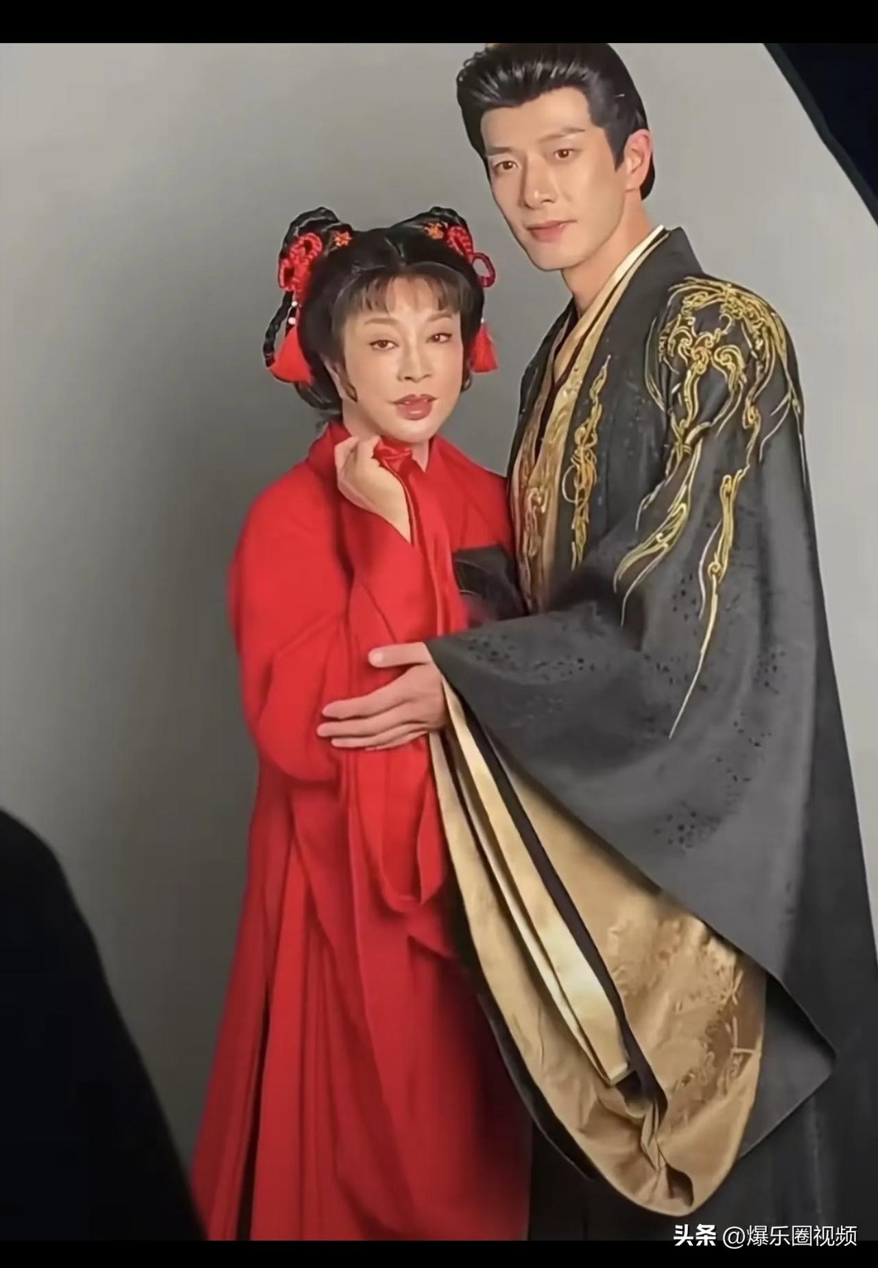 ❤️75岁刘晓庆古装定妆照曝光，一袭红衣灵动娇俏，瞬间引爆热议！
    面对大