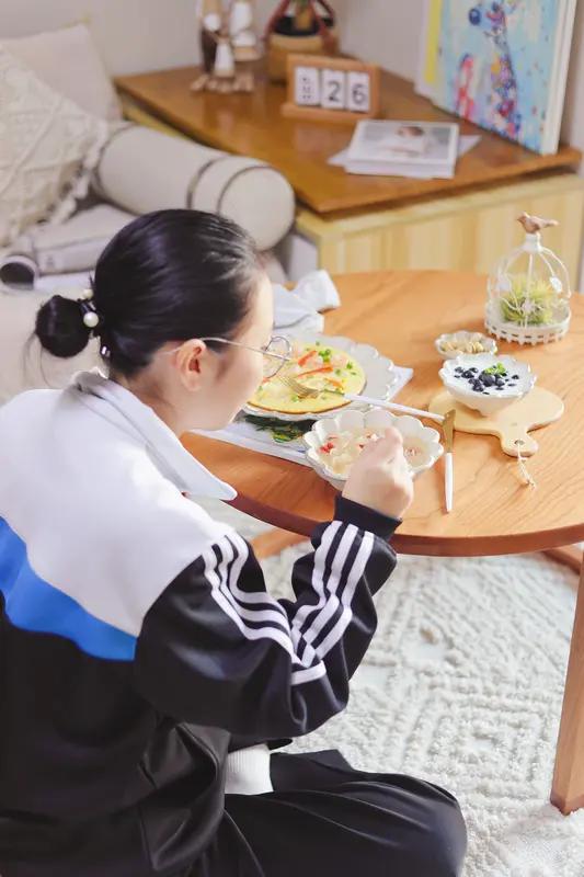 2026年春季新学期，全国多地中小学作息大调整，取消早读、推迟到校成主流。从四川