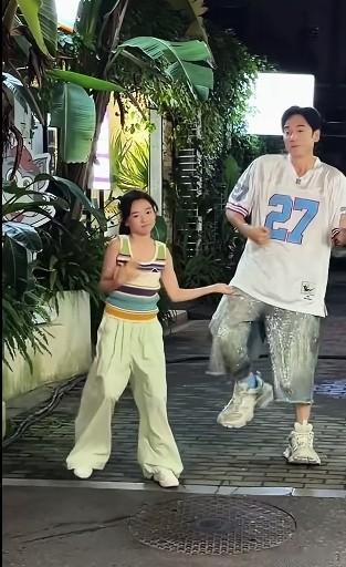 小的显老，老的显小
音乐响起的一瞬间
他们是世上最和谐的拍档

网上曝光妈妈被限