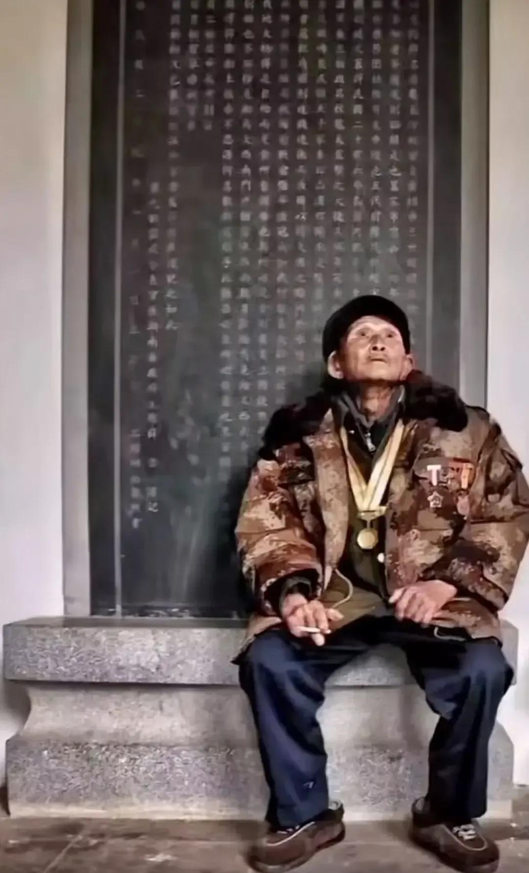 这个老爷爷是长沙保卫战为数不多的幸存者老兵之一，不要看他一个老头子的年纪这么大了