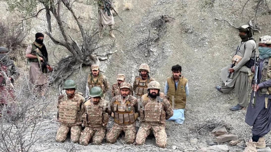 巴基斯坦正规军被恐怖分子俘虏，太尴尬了。

去年5月，巴铁的空军凭借歼-10CE