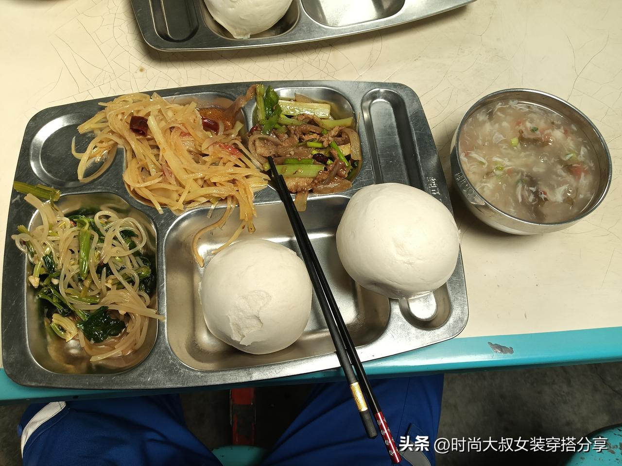 在工地上中午吃的饭菜，三菜一汤！
这是我们在工地上吃的饭菜，三菜一汤，看着还不错