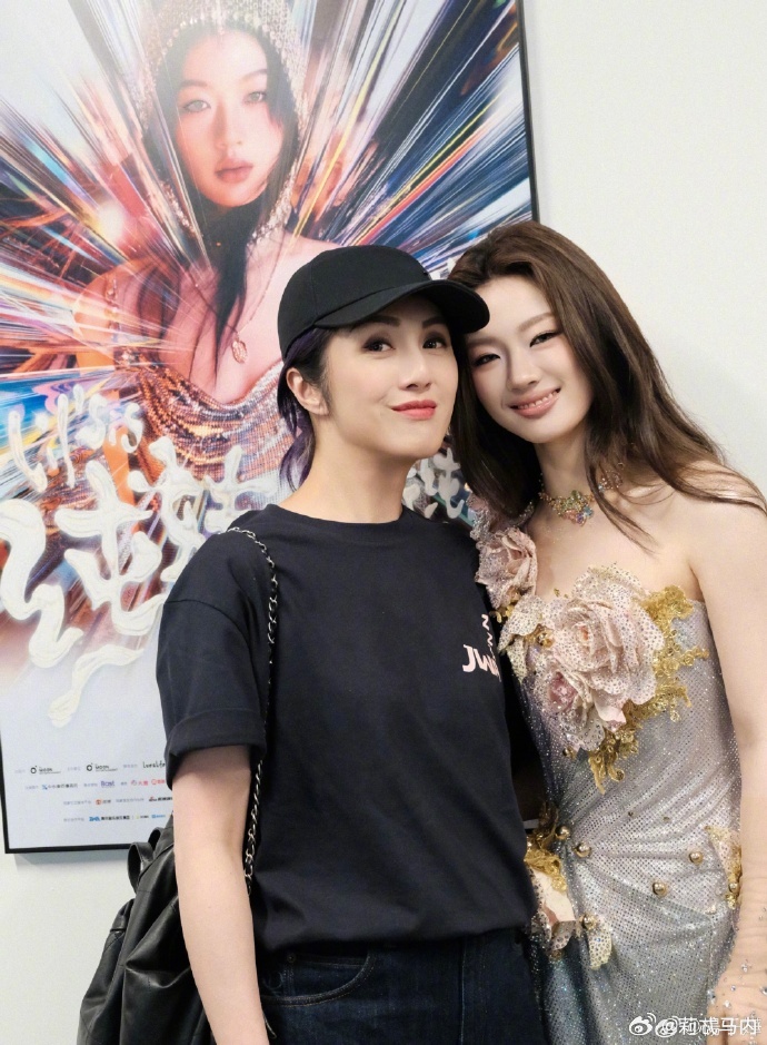 杨千嬅国乐无双唱单依纯的歌杨千嬅单依纯国乐无双同框路透偶然刷到两人同框路透，瞬间