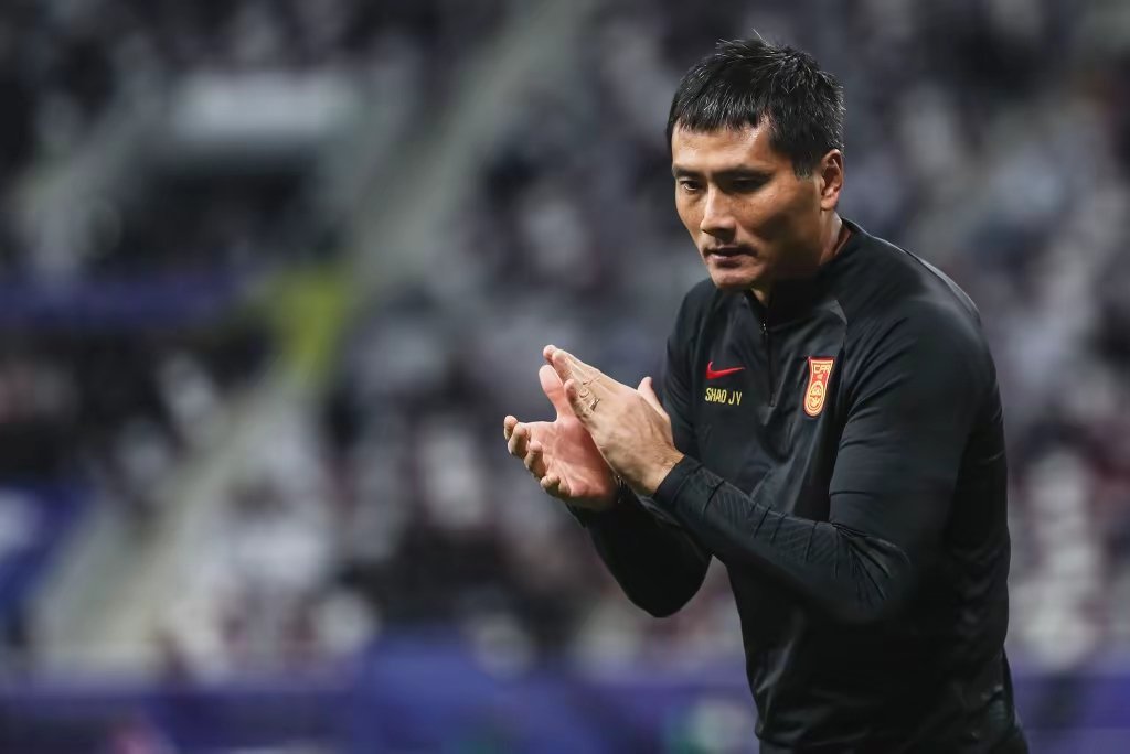 国足主帅首亮相，邵佳一：始终有紧迫感，渴望率队参加世界杯国足国足首发 北京时间1