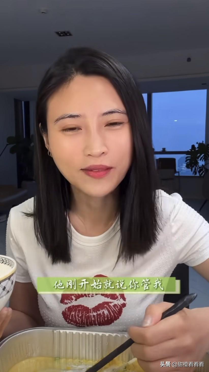 马景涛女友直播时谈到马景涛活动时的穿搭。

她说，当时我提醒他不要这样穿，他还说