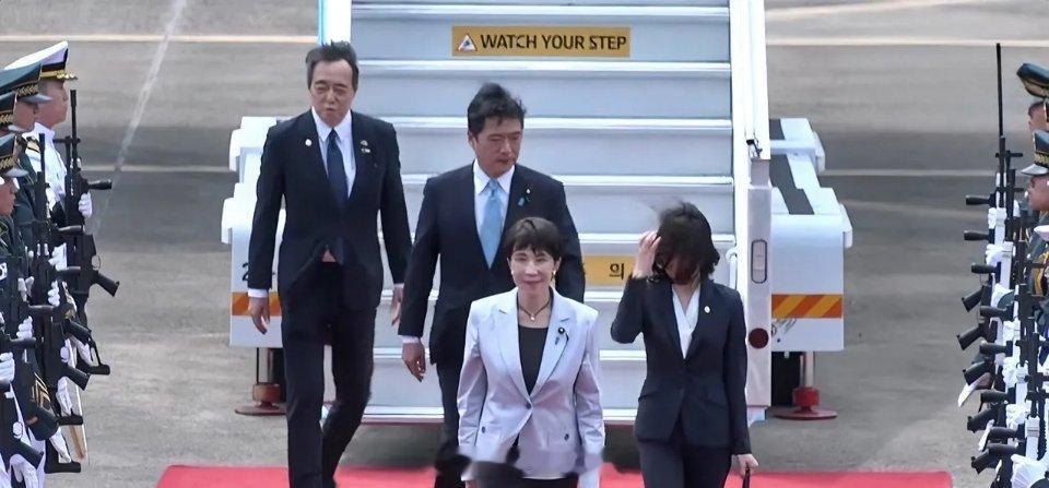 没仪式，日本失望当地时间5月19日，日本首相高市早苗抵达韩国大邱国际机场，原本以