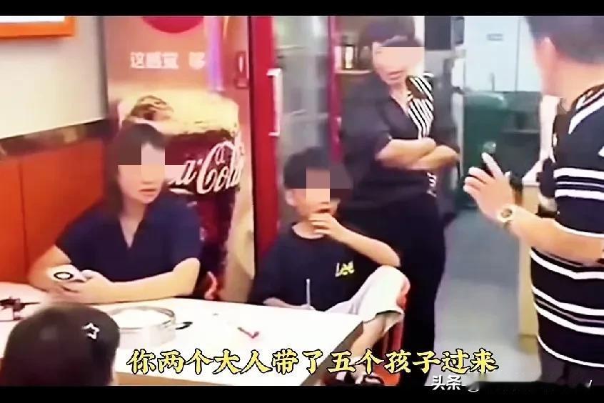 “七个人只消费了一碗面，第三次继面被拒绝，转身就给我差评。”
老霍记河洛面店主的