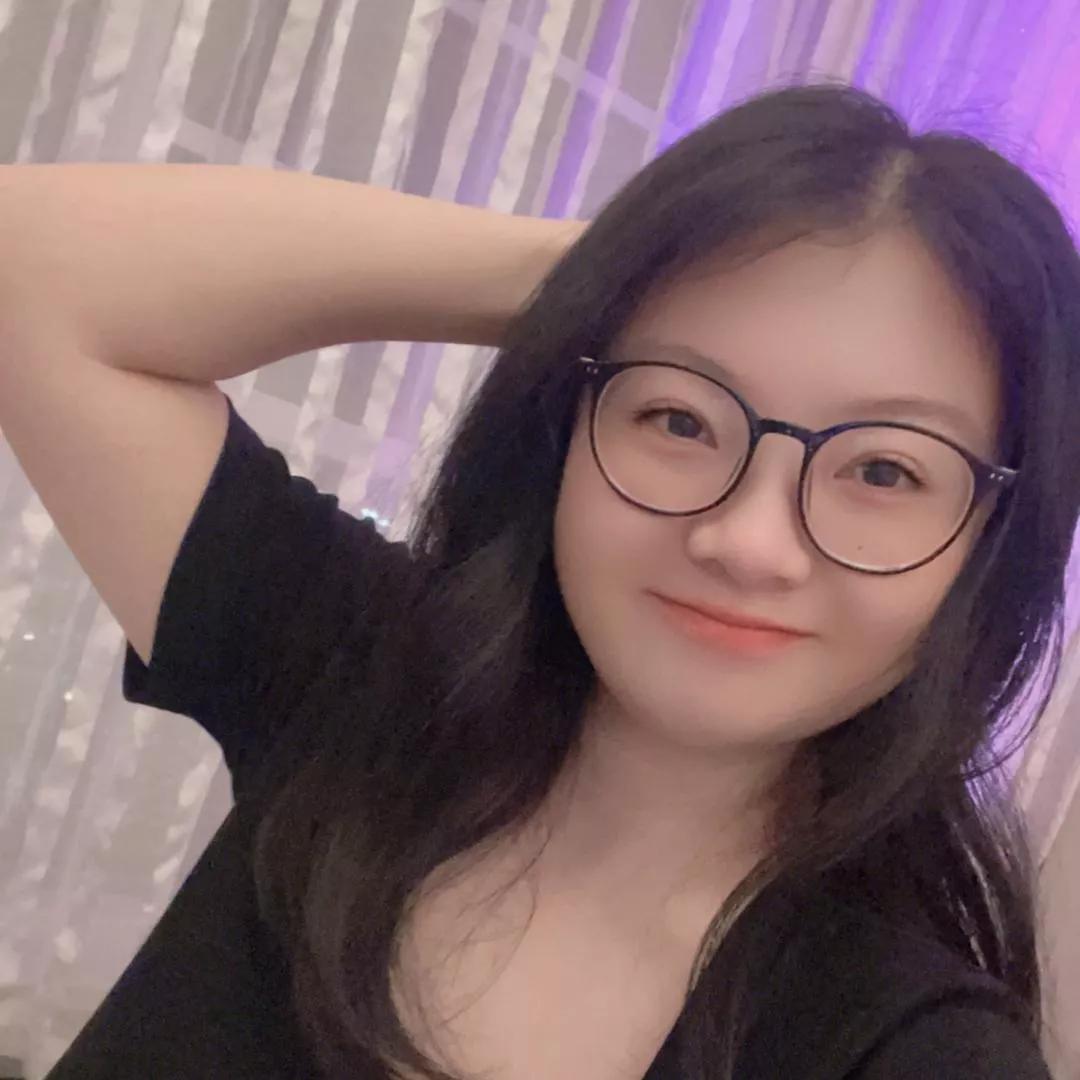 甜美女孩自拍，温柔微笑，眼镜和长发更显可爱。