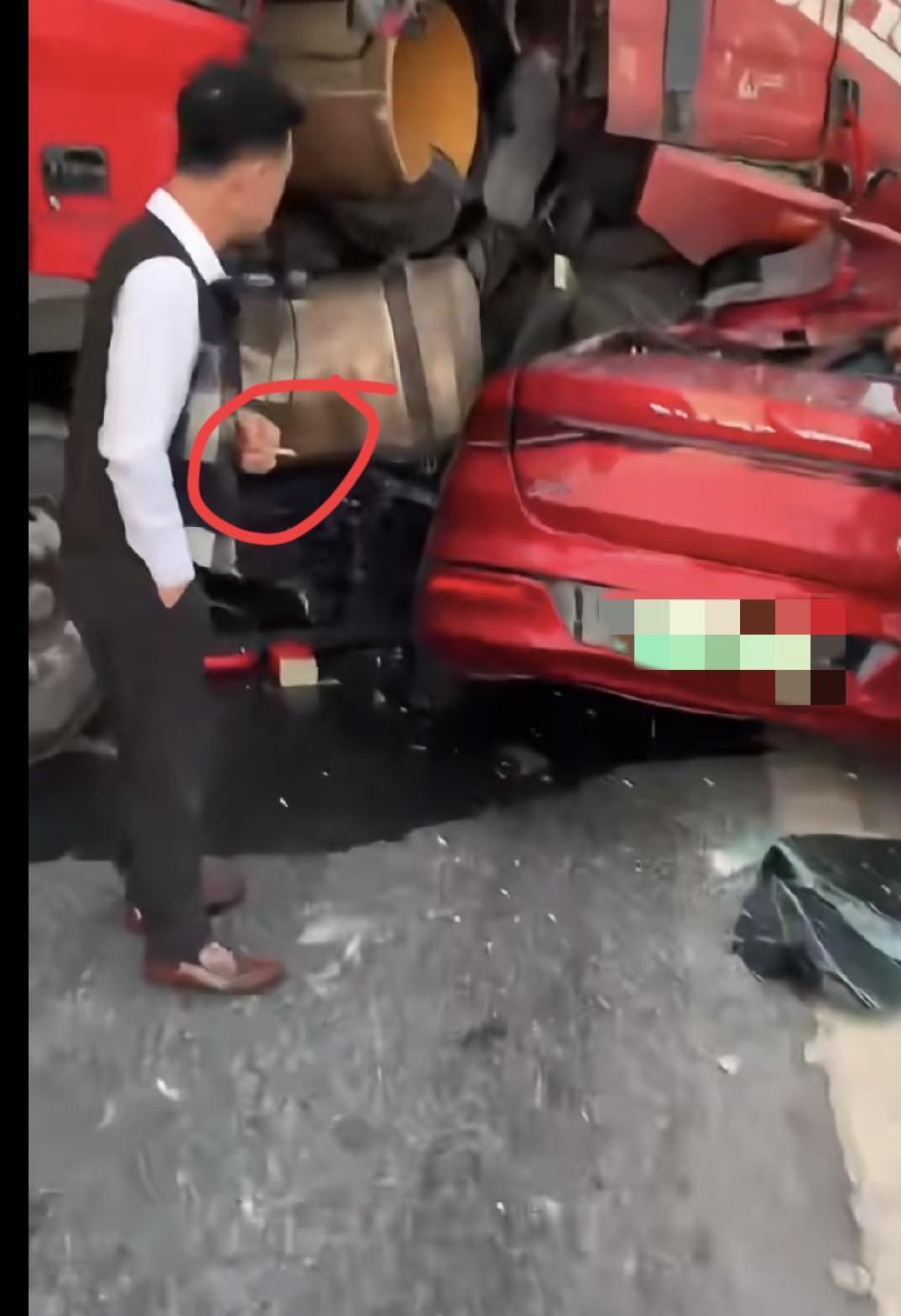 先不说徐浦大桥大车小车谁的责任，手上夹烟站在事故现场几个意思，那地上一摊看不到吗
