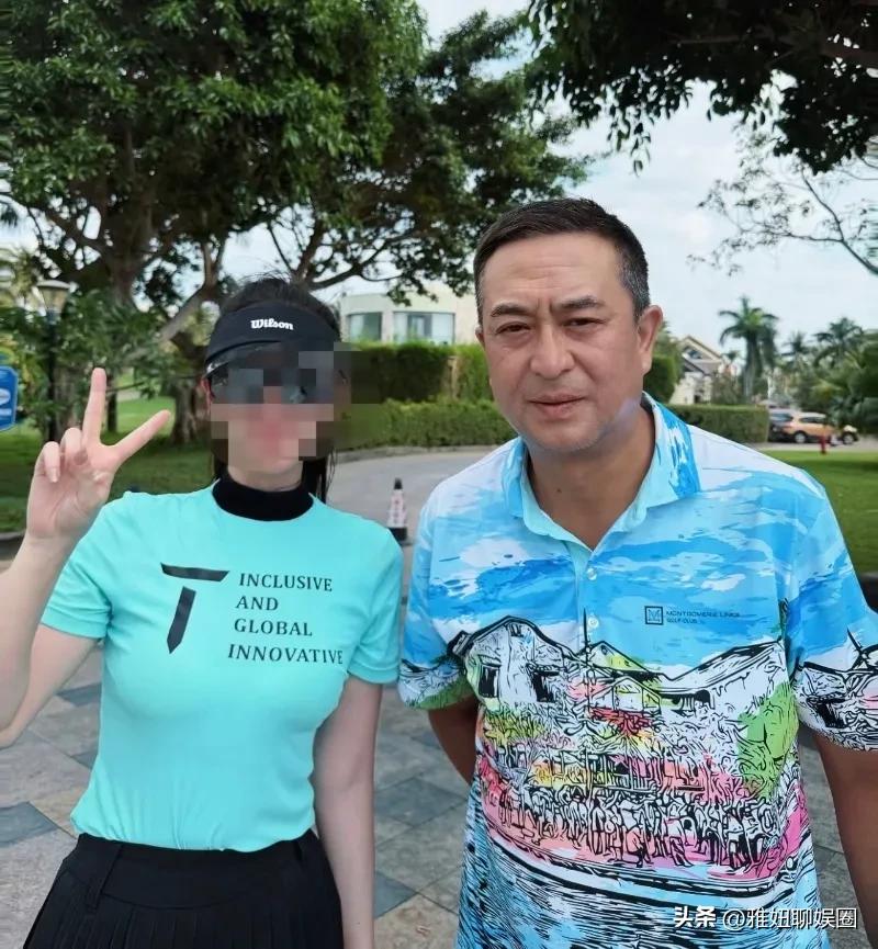 网友在海南三亚偶遇昔日男星张嘉译，57岁的他头发白了不少，虽然脸上有了岁月的痕迹