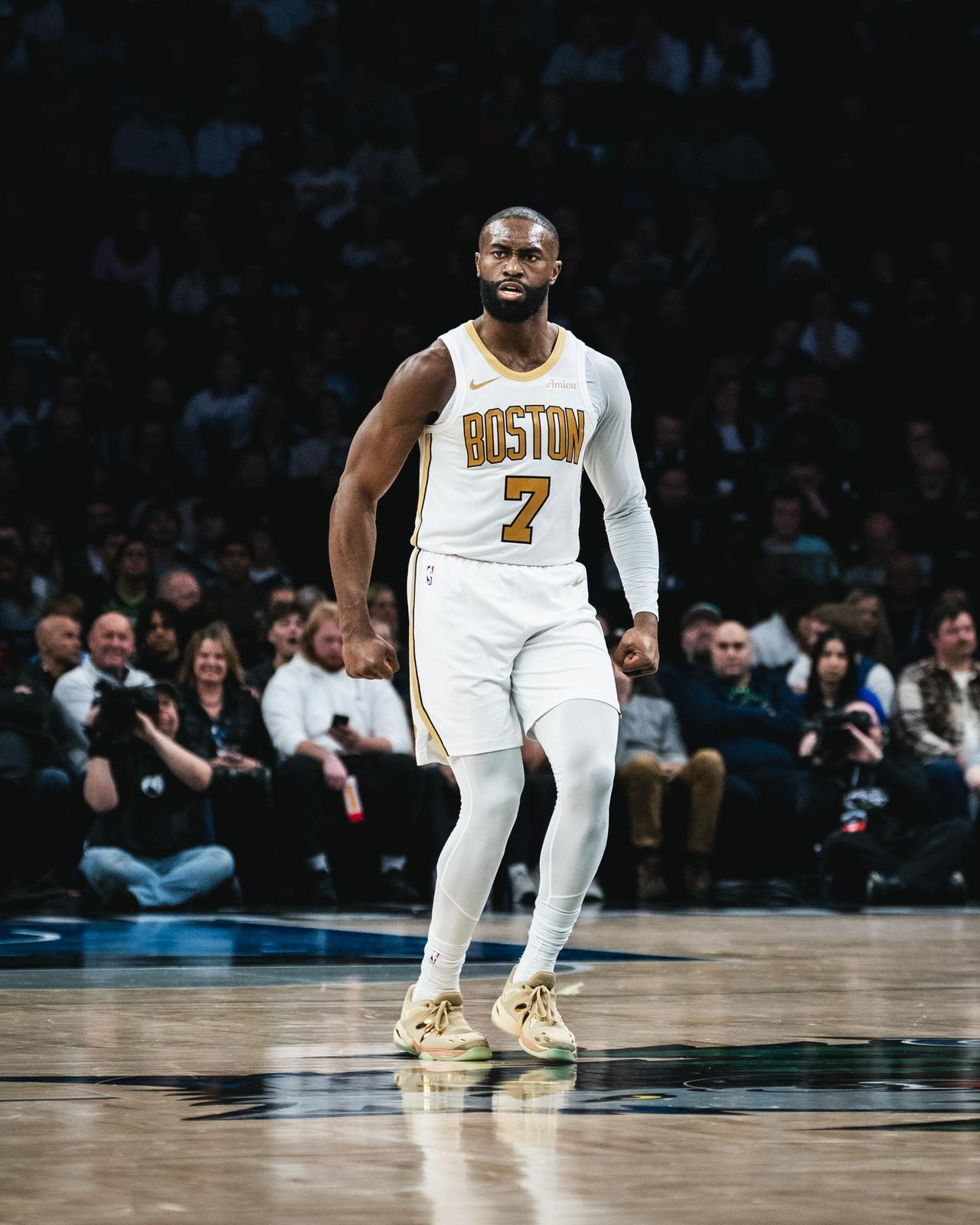 凯尔特人：摆烂是不存在的。
黄绿大战，东契奇和詹姆斯缺阵，凯尔特人第一节就打崩湖