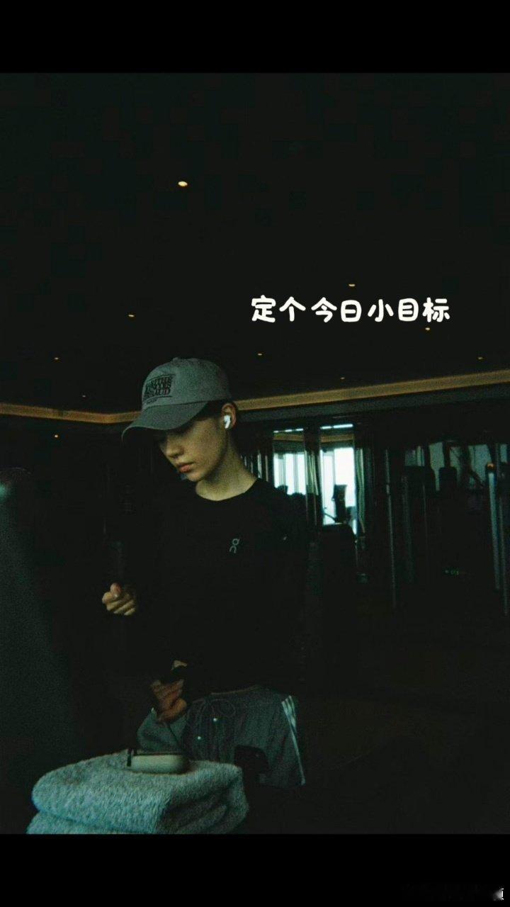 张月素颜扛住了所有镜头张月素颜照被曝光了没有妆容加持依旧氛围感在线，张月素颜从容