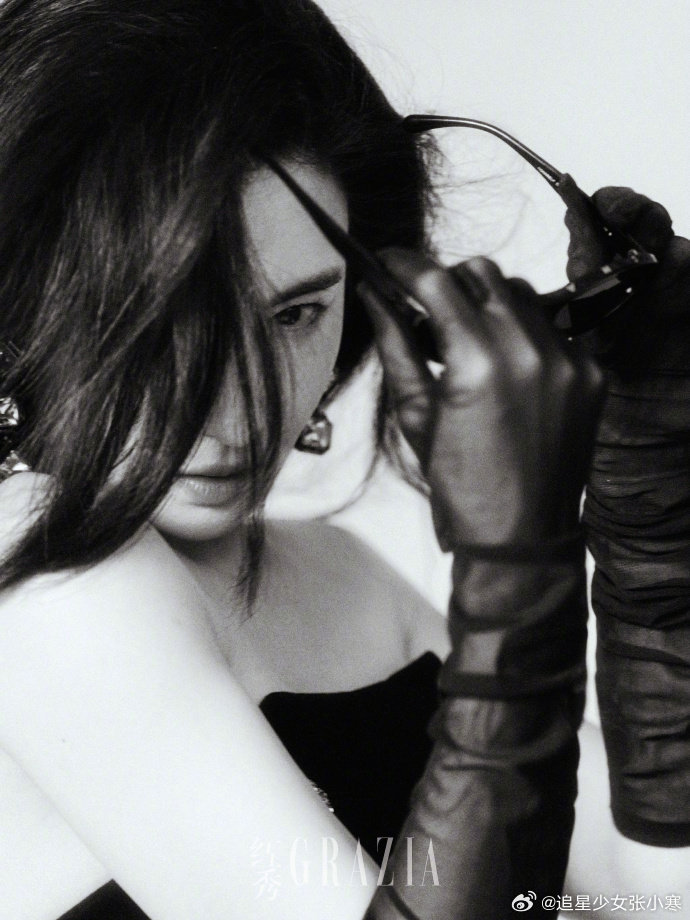 张柏芝红秀杂志大片张柏芝杂志大片张柏芝红秀杂志大片，可盐可甜，各种风格切换自如，