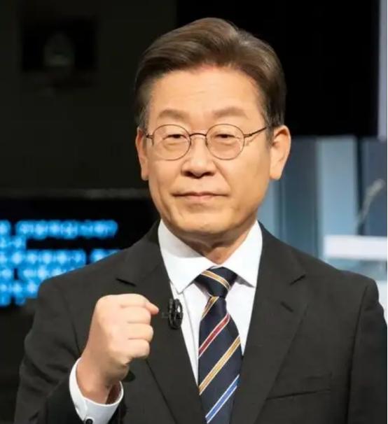 有外国记者问韩国总统李在明，中国若武统台湾你帮不帮？李在明笑着说，那是别人的家务