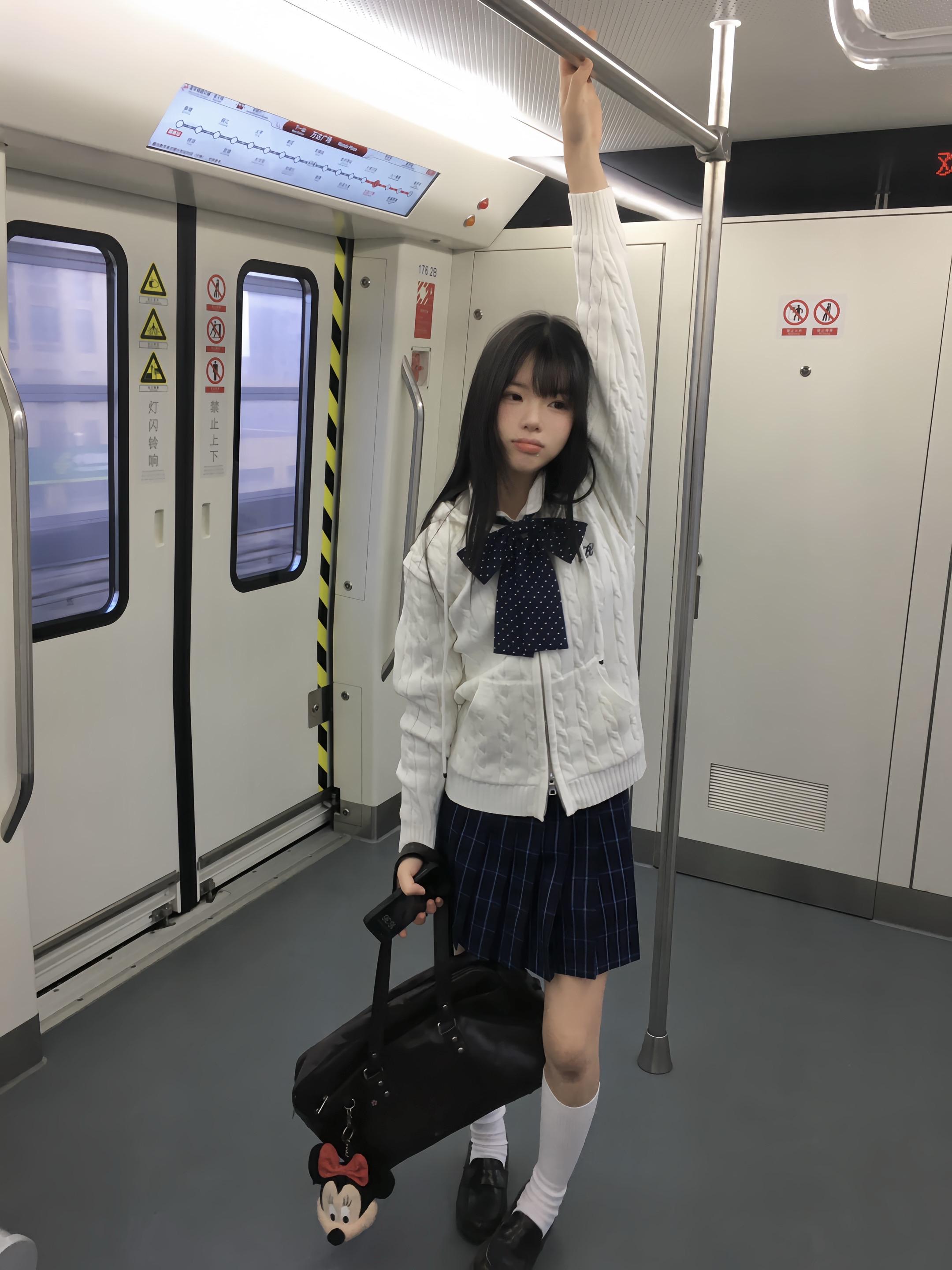 我一般掀开刘海是金木研，两边刘海是夜神月，放下刘海是佐助，炸毛是克劳德