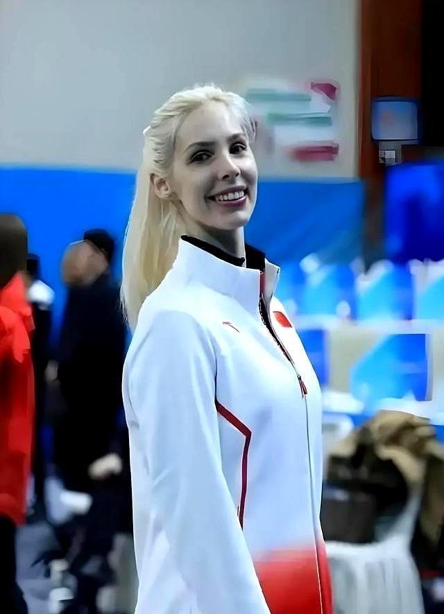 不给参赛就让中国赢！”三年前，因为俄乌冲突，俄罗斯体操女王被禁赛，她果断选择加入