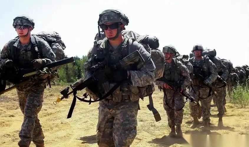 美军这波操作简直把“搬起石头砸自己的脚”玩到了极致！仓促开干三十多天，直接把原本