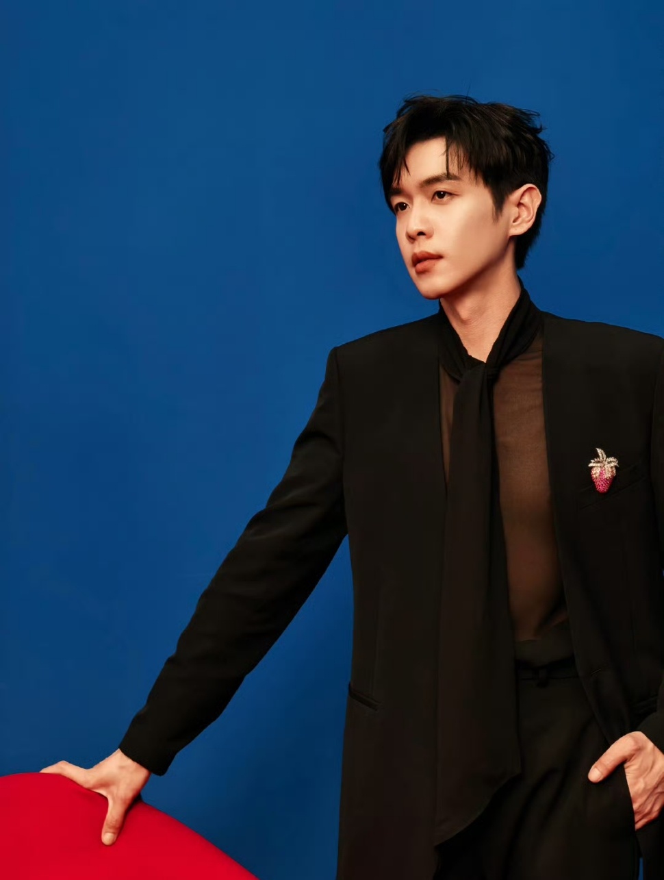 芜湖，刷到张若昀戴草莓胸针的图，直接被惊艳到了！张若昀草莓胸针 他穿的黑色西装搭