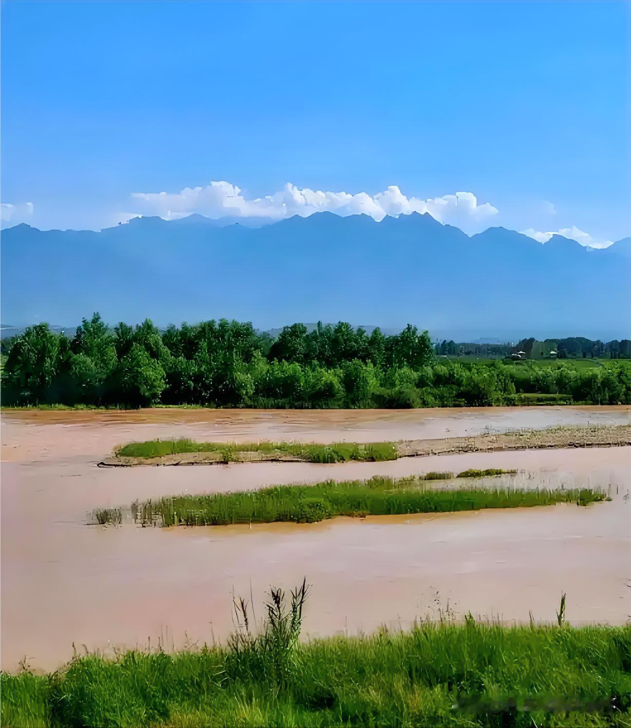 下联：秦岭不语渭水流
上联：有请雅士[玫瑰][玫瑰][玫瑰]