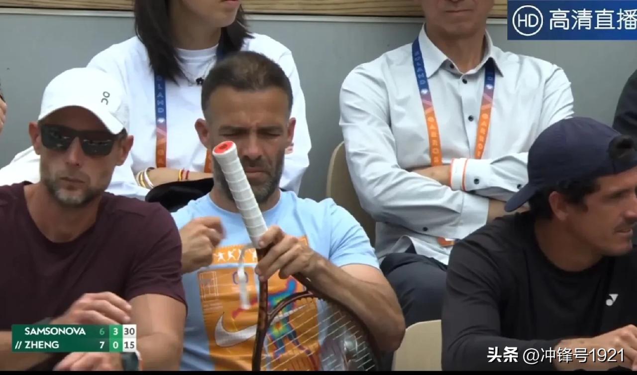这就是一个好教练的重要性，实在让人没想到，原来郑钦文的网球拍的手贴都是主教练亲自