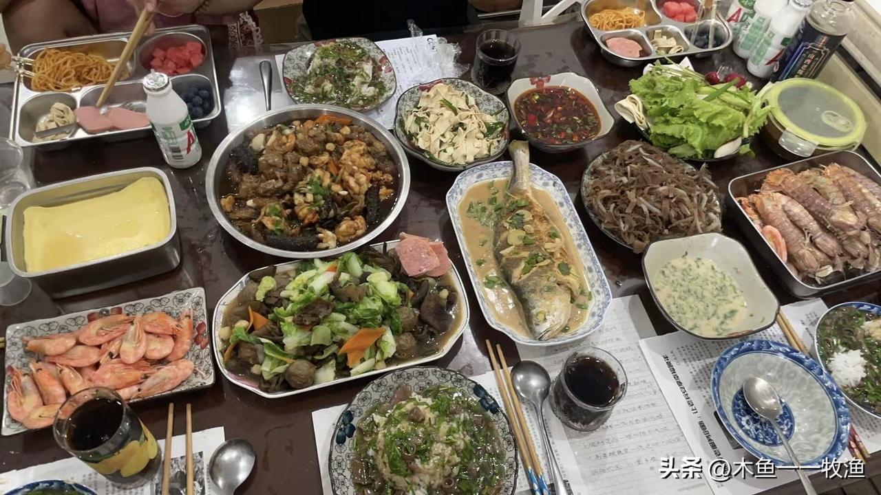 我儿子做的端午晚餐，看着很热闹。端午节晚餐除了吃粽子，搭配几道清爽解腻、寓意吉祥