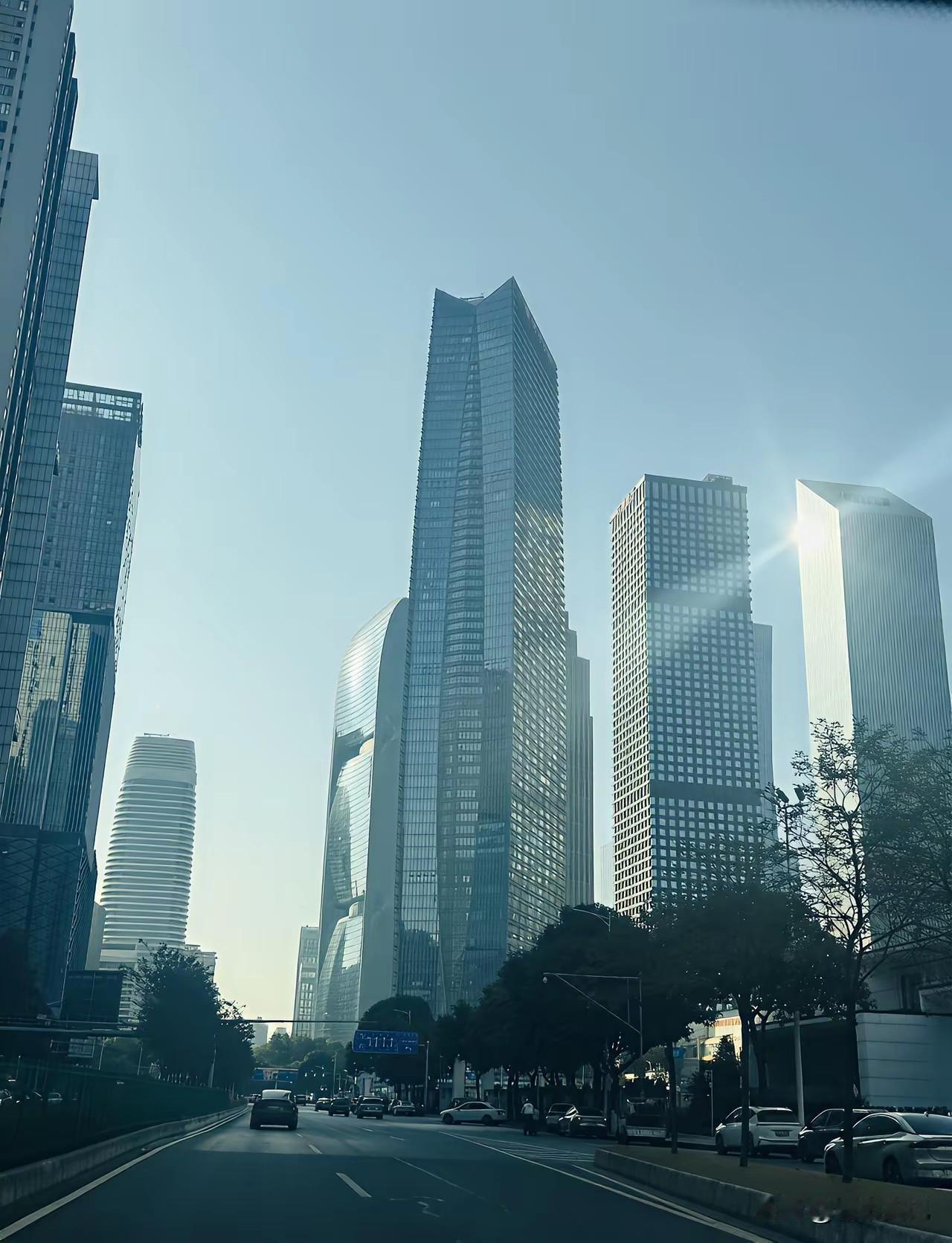 也许广州珠江新城实力不如陆家嘴，跨国公司多，但是城建以及规划珠江新城超越上海陆家