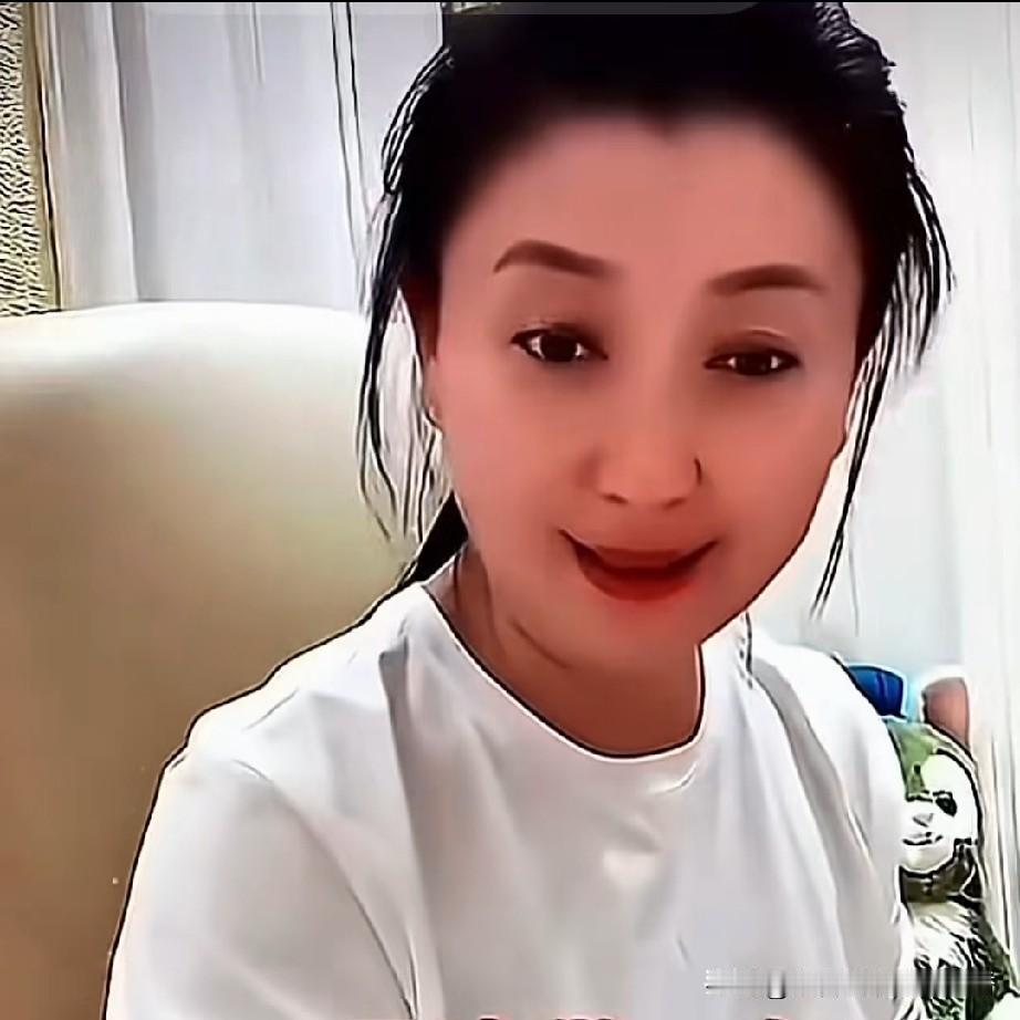 闫学晶直播的时候，有粉丝说:“露馅了，眼睛做了双眼皮了”。老闫仰头哈哈一笑说:“