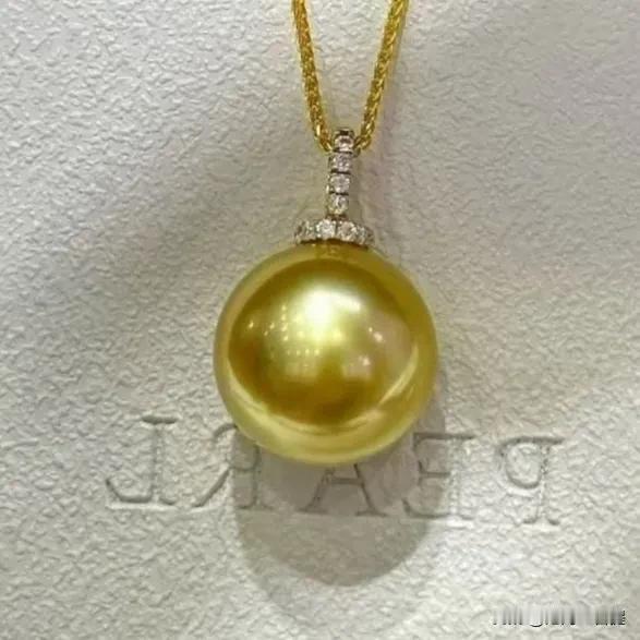 异地三年的小情侣，
两个人男才女貌，
男人因工作外出三年，回来准备给女友一个惊喜