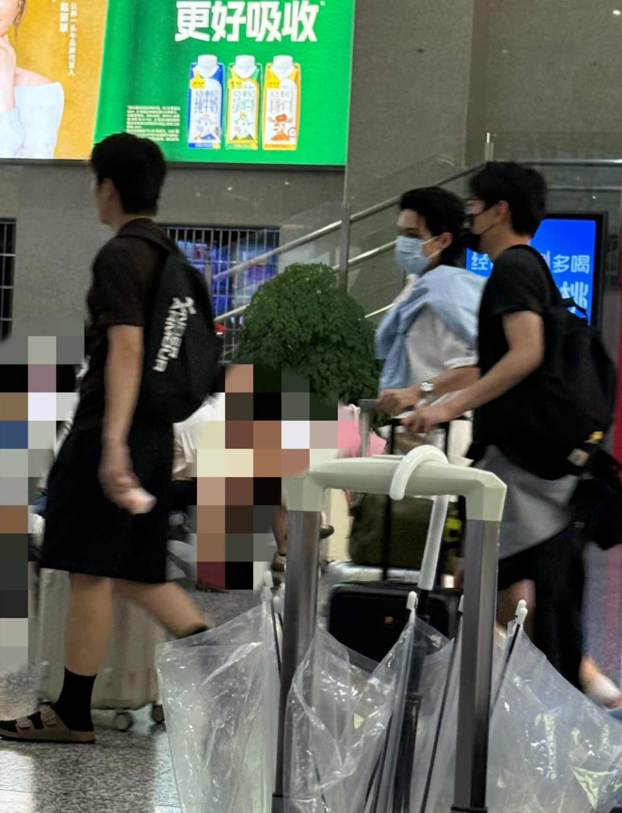 高铁站男团来袭
惊慌失措中掏出手机留下了糊糊的照片🥲
zgyyj 李珏 邵奕磊