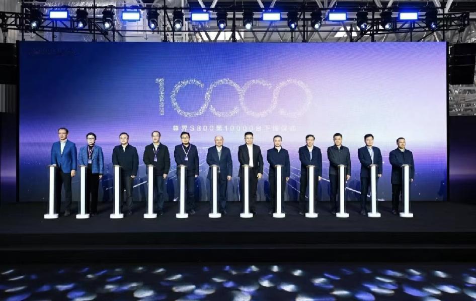 尊界不到半年就卖出了一万台车。

之前很多平台唱衰尊界的声音不绝于耳，结果尊界和