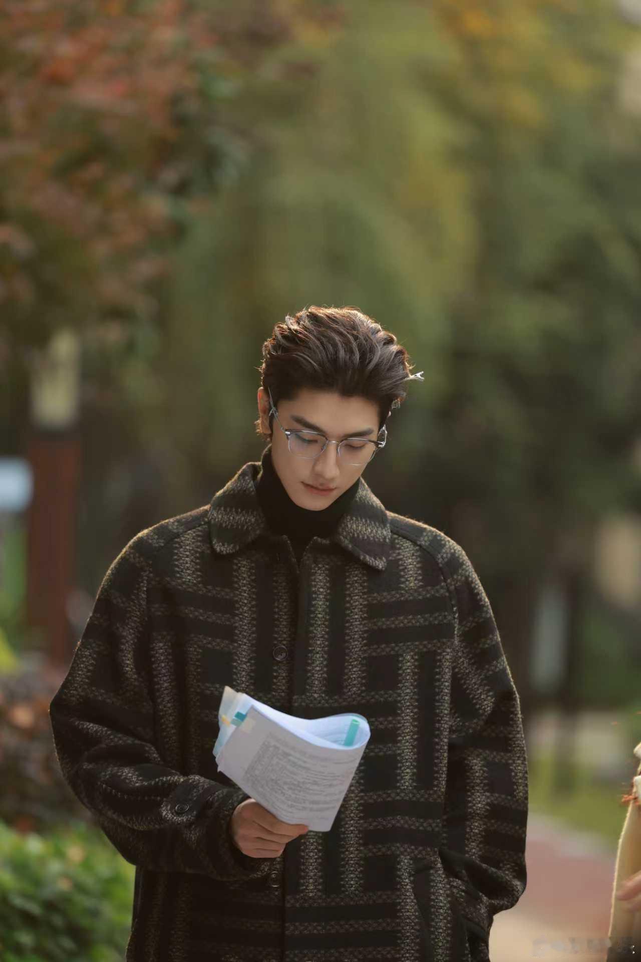 林一看的是剧本还是合同拜托，这个林一完全是霸总来的呀~就连手里拿的剧本都仿佛变成