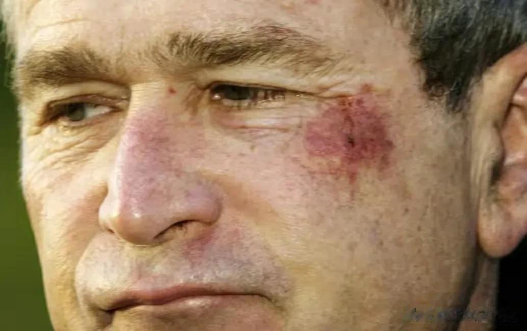 美国第43任总统小布什（2001-2009），是一个很奇葩的人，常常做一些傻瓜行