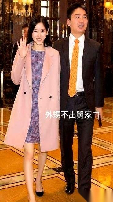 江苏宿迁，刘强东老家发年货，队伍排得老长。
但有个老头最特别。
别人都往前挤，伸