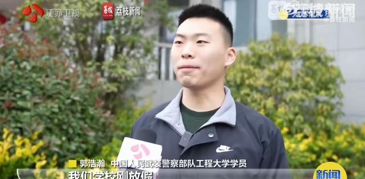 点赞！大学生3次冲进火场救出祖孙3人
大学生放寒假回家遇火情救3人
南京一名放寒