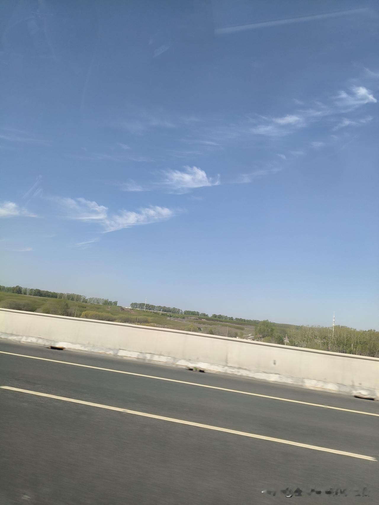 五一假期，
回农村老家，
好开心啊~

一路上，
天空都感觉格外漂亮，
可能是因