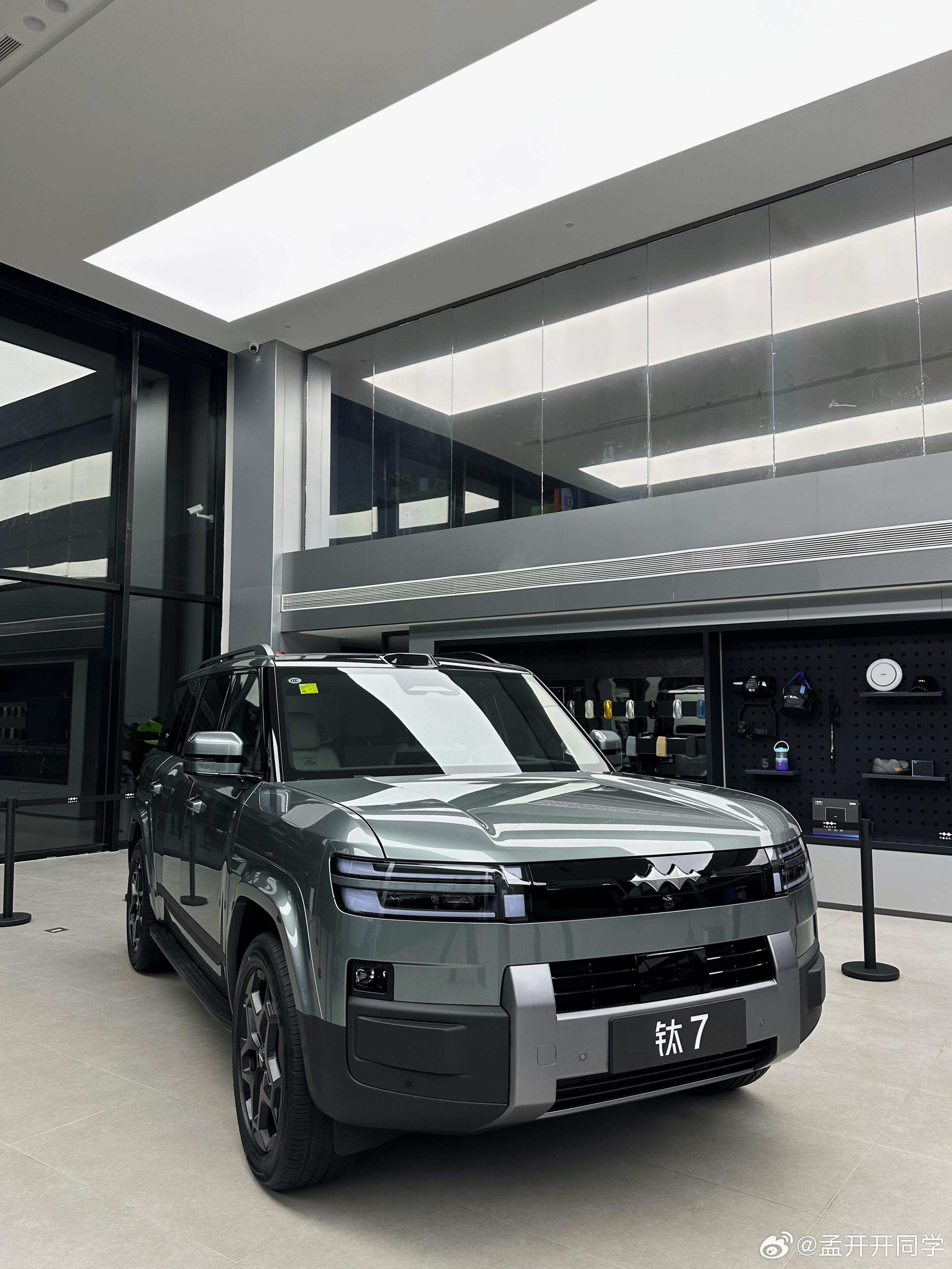 方程豹钛71.超大空间，作为中大型 SUV，钛 7 尺寸超给力，长宽高 4999