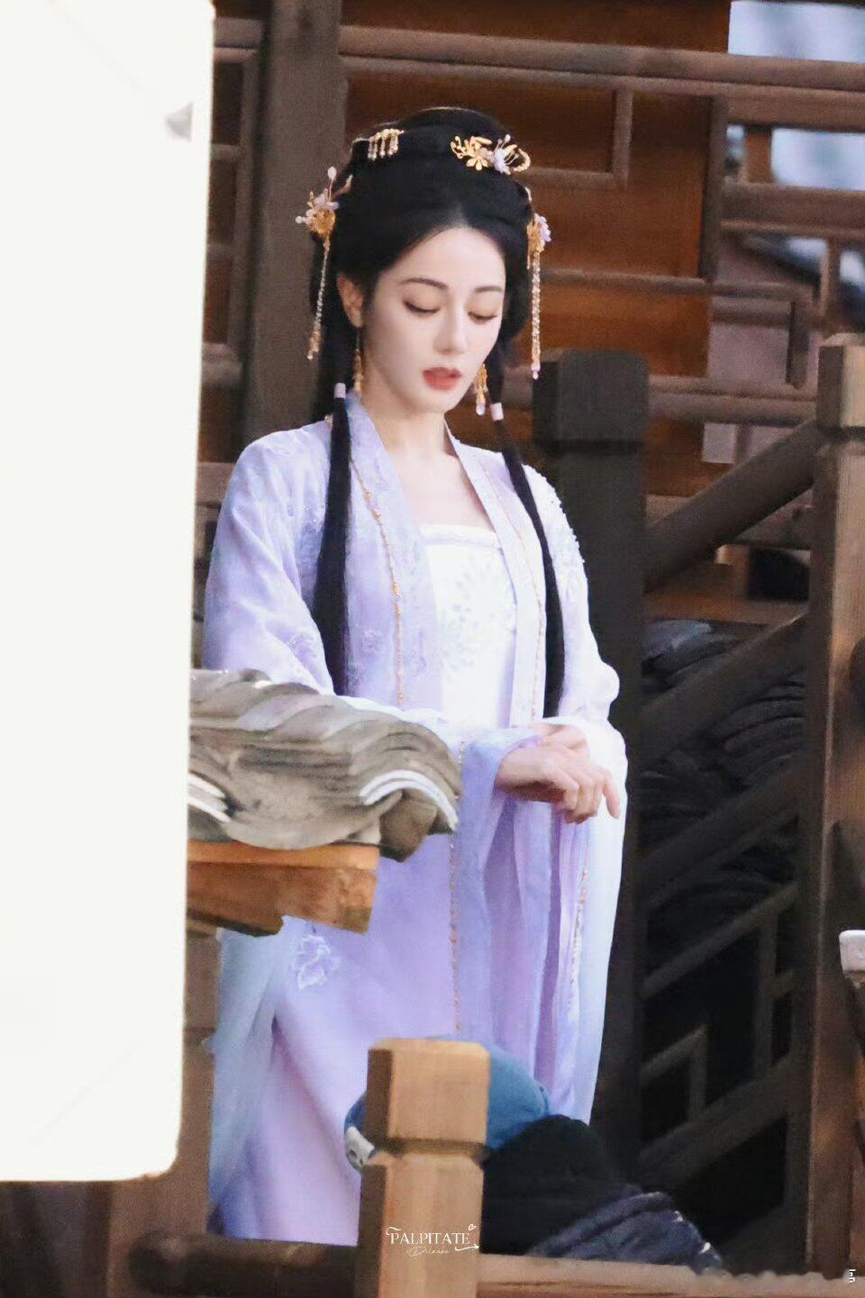 迪丽热巴贺思慕新照这个造型太美了，热巴真不需要高颅顶，颅顶也不是越高就越好看，她