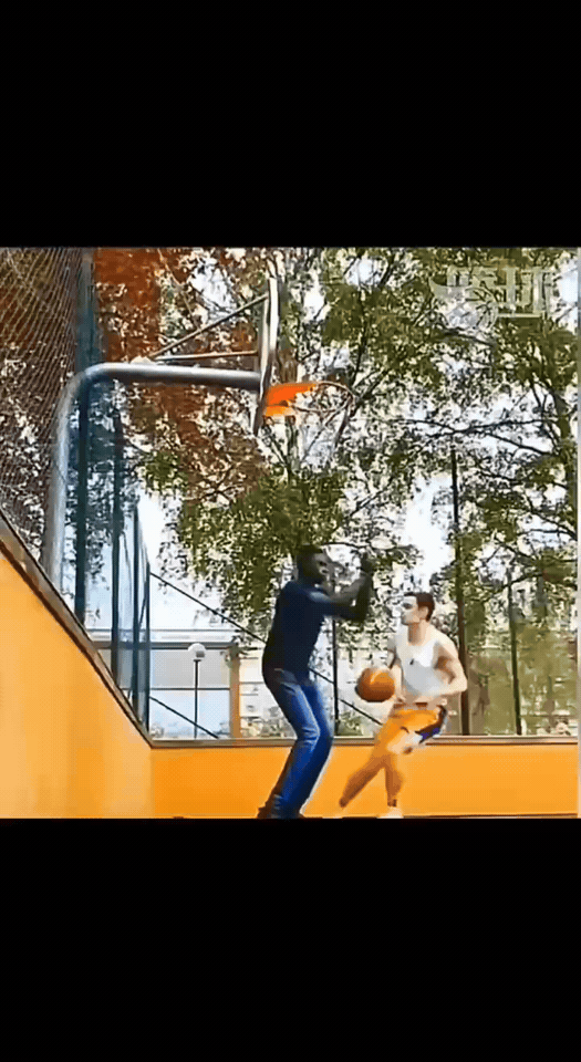 这个动作也是有在野球场才能见到……
都说NBA的球星厉害，库里的三分，杜兰特的单