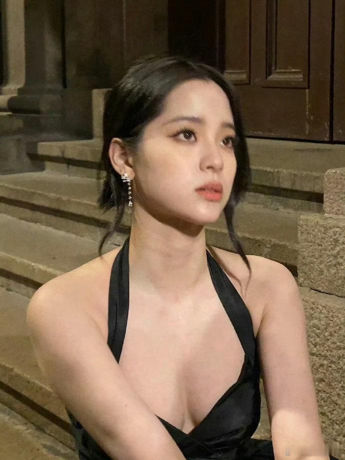 欧阳娜娜肉肉的身材好肥美啊 