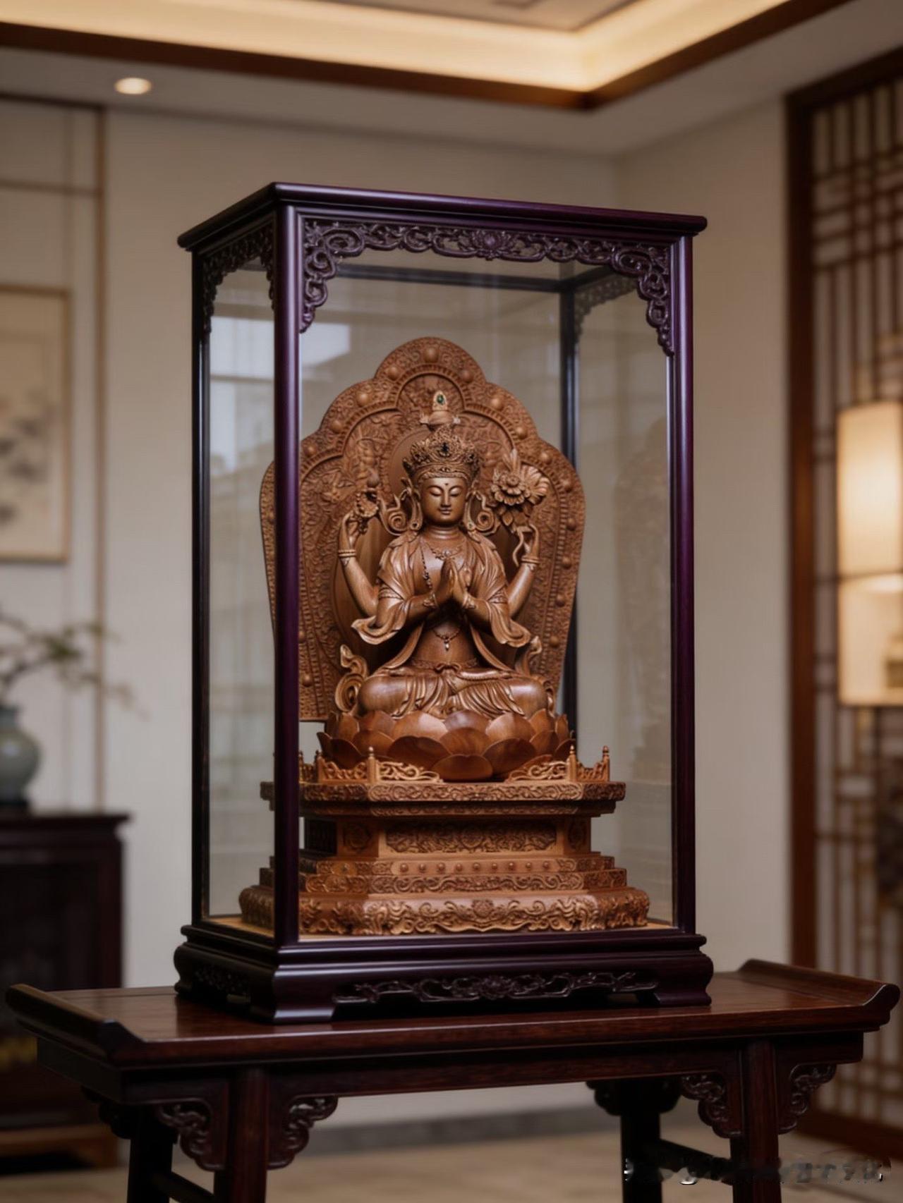 老山檀香的沉静，恰好衬出四臂观音的温柔。

四臂舒展，手势各具韵律，眉目低垂，神