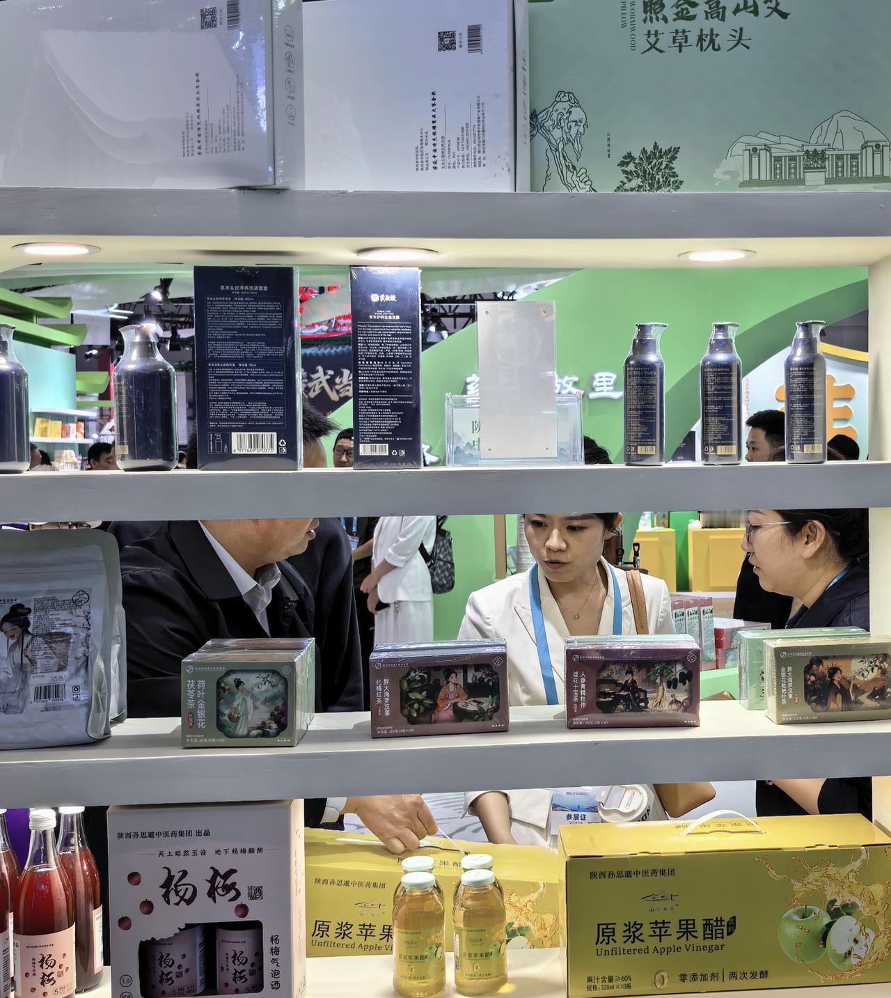 层架上的草木香与国酒香，缠成丝线，把孙思邈的养生智慧，一盏盏，一盒盒，能捧在手心